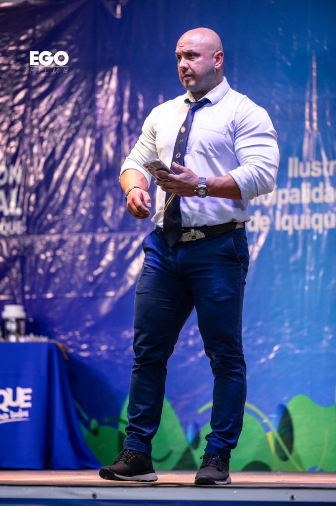 Alcides Sira en escenario como juez y preparador físico